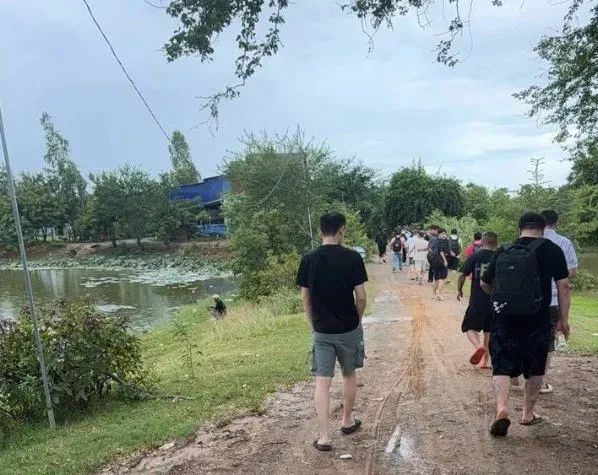 场面震撼！柬埔寨电诈园区上演集体大逃亡！(13)