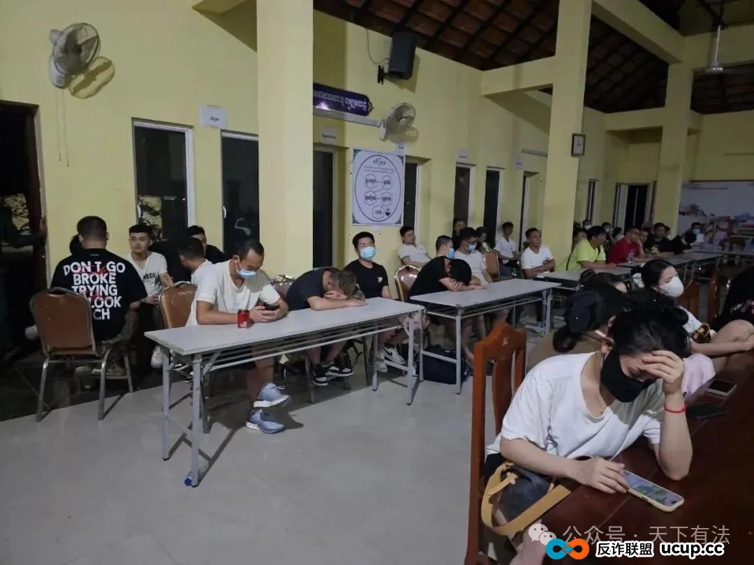 这个“中国公安局”被一锅端！高仿太过逼真，警服、警徽背景墙、手铐等一应俱全！(13)