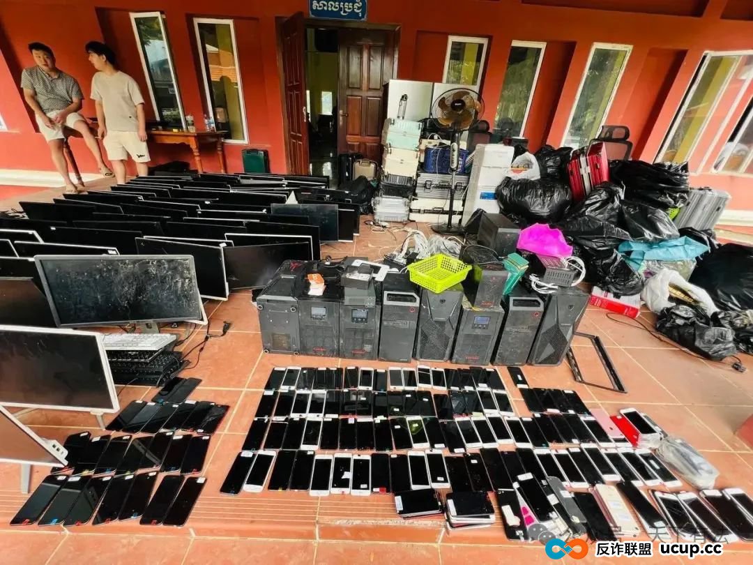 这个“中国公安局”被一锅端！高仿太过逼真，警服、警徽背景墙、手铐等一应俱全！(12)