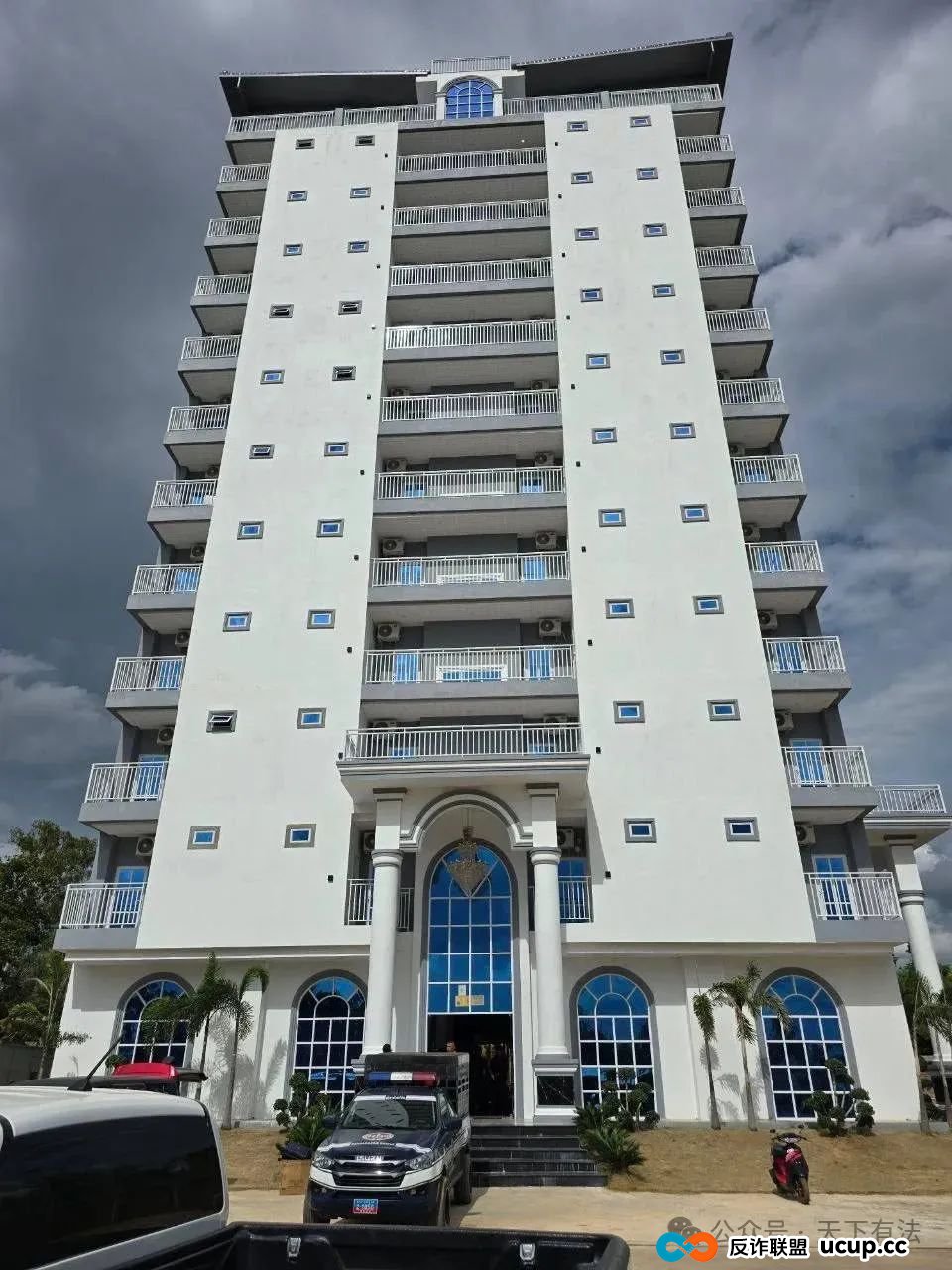 这个“中国公安局”被一锅端！高仿太过逼真，警服、警徽背景墙、手铐等一应俱全！(5)