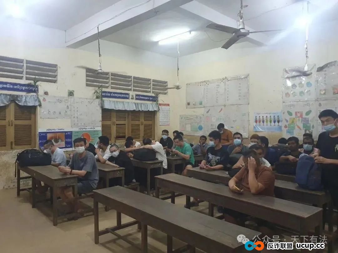 这个“中国公安局”被一锅端！高仿太过逼真，警服、警徽背景墙、手铐等一应俱全！(14)