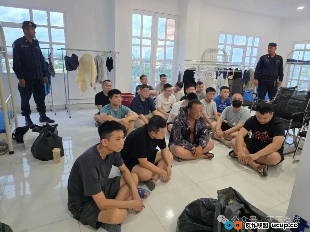 这个“中国公安局”被一锅端！高仿太过逼真，警服、警徽背景墙、手铐等一应俱全！(3)