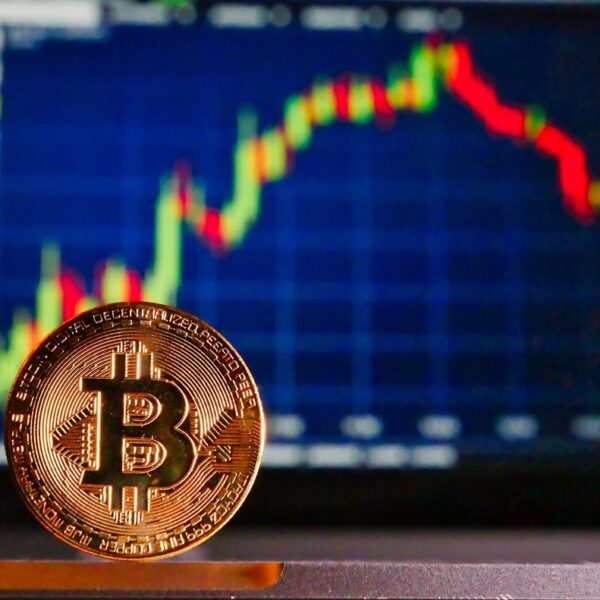 VanEck 2026年预测报告称，比特币走势表明2026年可能是“盘整之年”。(1)